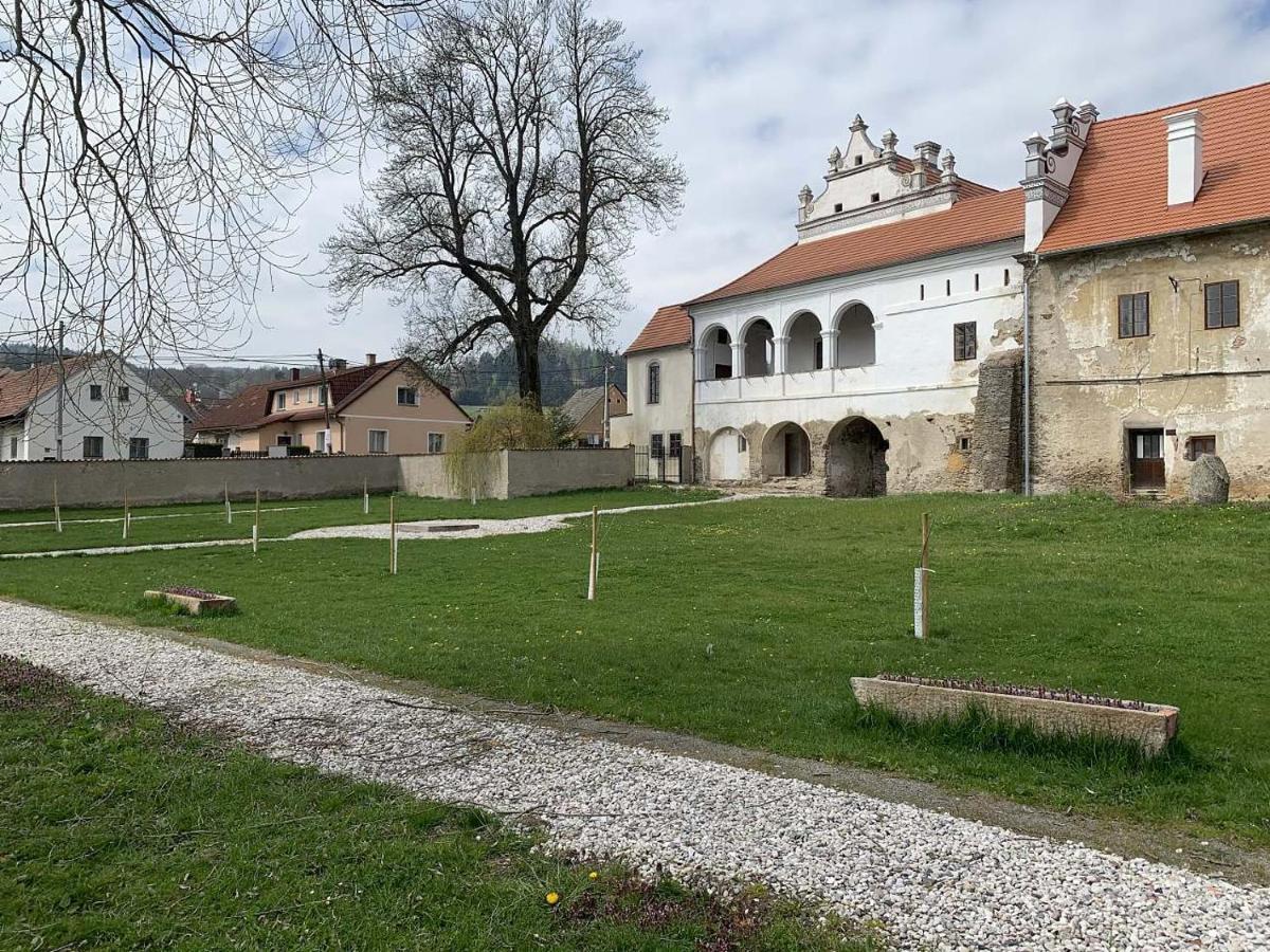 Zámek Mokrosuky Exteriér fotografie