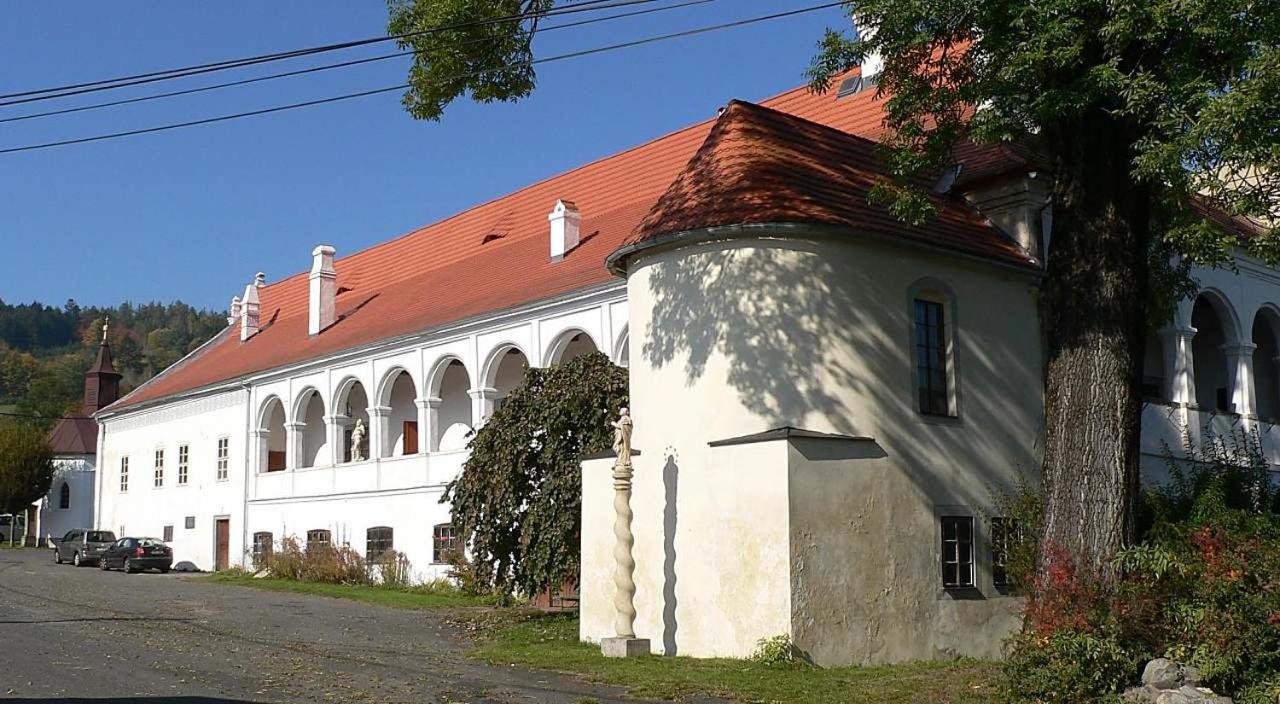 Zámek Mokrosuky Exteriér fotografie