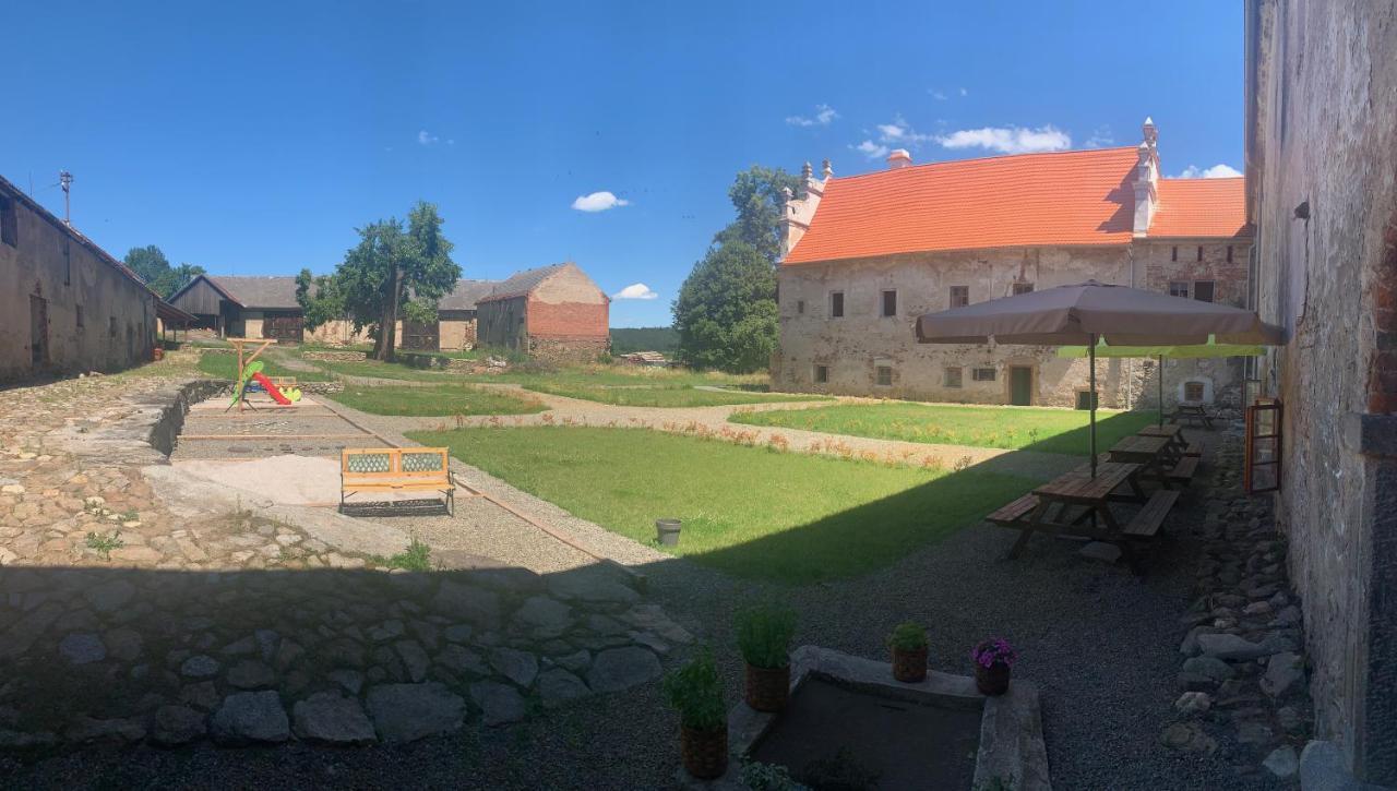 Zámek Mokrosuky Exteriér fotografie